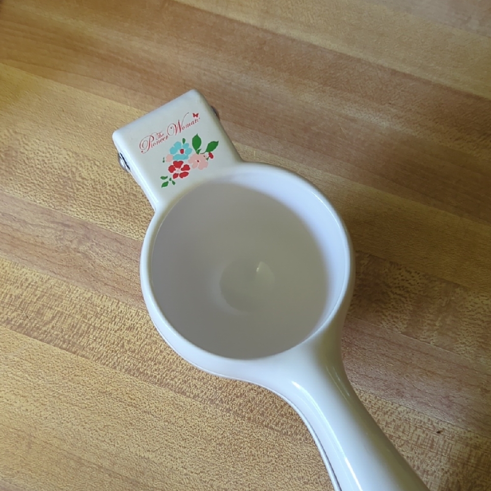 White Pioneer Woman Citrus Juicer